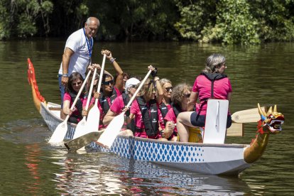 Presentación del equipo de Dragón Boat de mujeres, que han superado cáncer de mama. / PHOTOGENIC