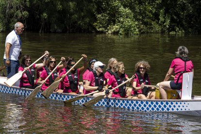Presentación del equipo de Dragón Boat de mujeres, que han superado cáncer de mama. / PHOTOGENIC
