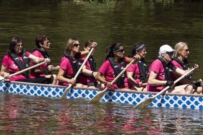 Presentación del equipo de Dragón Boat de mujeres, que han superado cáncer de mama. / PHOTOGENIC