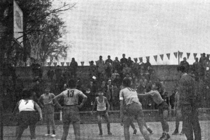 XL aniversario del Día del Minibasket. Foto de archivo de 1964. Día del Mini en las piscinas vallisoletanas. / EL MUNDO
