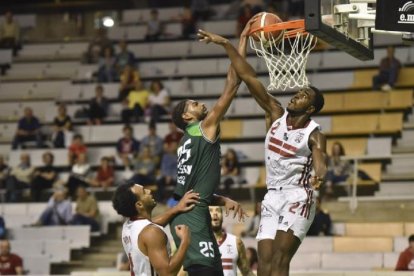 N'Guessan, pivot del Lobe Huesca machaca el aro ante Cartagena. / EL MUNDO