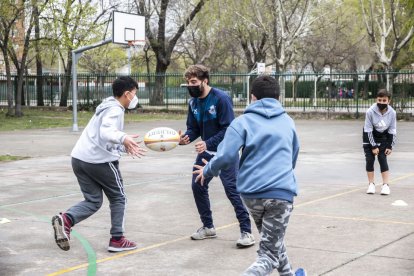 El deporte VA al cole con el VRAC en el IES Juan de Juni. / Sofía Guijarro / APDV