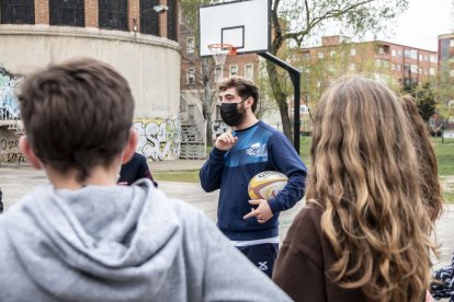 El deporte VA al cole con el VRAC en el IES Juan de Juni. / Sofía Guijarro / APDV