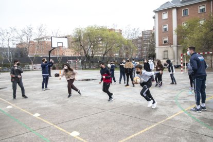 El deporte VA al cole con el VRAC en el IES Juan de Juni. / Sofía Guijarro / APDV
