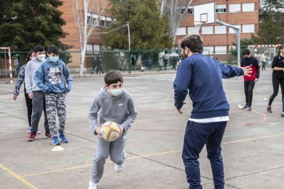 El deporte VA al cole con el VRAC en el IES Juan de Juni. / Sofía Guijarro / APDV