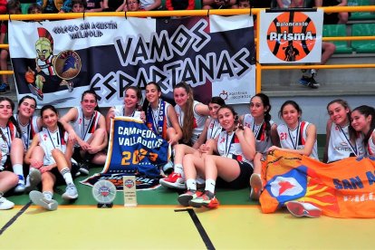 San Agustín posa con el estandarte de campeón femenino. / M. G. EGEA