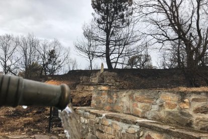 Un caño emana agua a la salida de Otero de Bodas, uno de los pueblos más afectados por el incendio.- E. M.
