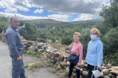 José, María y Conchita muestran en Ferreras de Abajo a lo lejos parte de la masa forestal quemada en el incendio de la Sierra de la Culebra.- E. M.