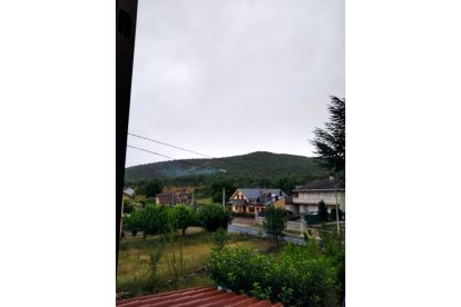 Uno de los rayos con los que empezó todo. Lo captó la madre de Montse desde Ferreras de Arriba segundos después de que cayera uno de los primeros rayos de la tormenta eléctrica.- E. M.