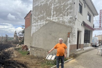 Pedro muestra hasta dónde llegaron las llamas, a pocos metros de su bar El Portalico en Otero de Bodas.- E. M.