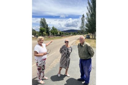 Teresa, Pilar y César, en Villardeciervos.- E. M.