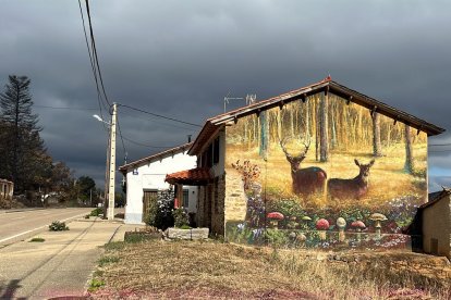 La casa rural de Isidro, Tozoloslobos, en Otero de Bodas, que sorteó el fuego y no se quemo. Su fachada resume todas las riquezas perdidas en la sierra.- E. M.