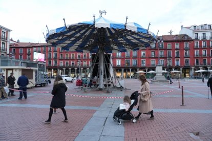 El Tiovivo 1900 abandona la plaza Mayor. J.M. LOSTAU