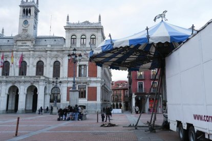 El Tiovivo 1900 abandona la plaza Mayor.- J.M. LOSTAU