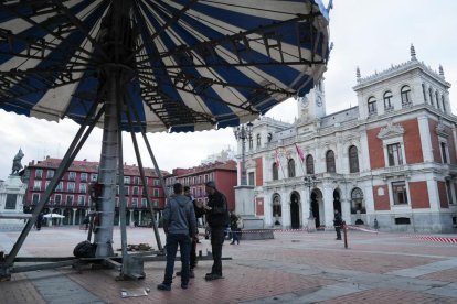 El Tiovivo 1900 abandona la plaza Mayor.- J.M. LOSTAU