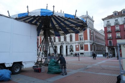 El Tiovivo 1900 abandona la plaza Mayor.- J.M. LOSTAU