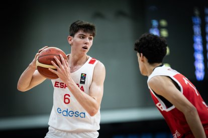 De Larrea conduce una jugada de ataque durante el Mundial. / FIBA
