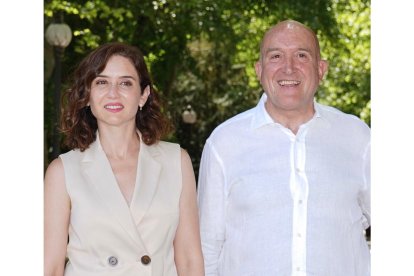 Jesús Julio Carnero, candidato del PP a la alcaldía de Valladolid, acompaña de Isabel Díaz Ayuso, presidenta de la Comunidad de Madrid. -ICAL