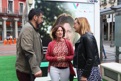 María Sánchez, candidata de VTLP a la alcaldía de Valladolid, acompañada de Alberto Bustos y Rocío Anguita. -VTLP