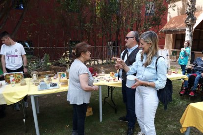 Irene Carvajal, candidato de Vox en Valladolid, en su visita a una asociación. -VOX