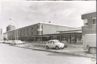 Vista exterior del polideportivo Huerta del Rey en la calle Joaquín Velasco Martín, en los años 80 del siglo XX. Se puede observar un Seat 600 aparcado en la entrada.- ARCHIVO MUNICIPAL DE VALLADOLID