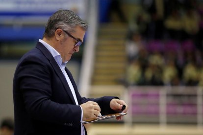 Paco García durante el UEMC Real Valladolid Baloncesto - HLA Alicante. / PHOTOGENIC