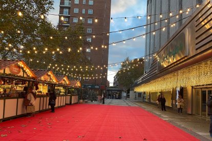 Mercado de Navidad en El Corte Inglés de Valladolid.- E.M.