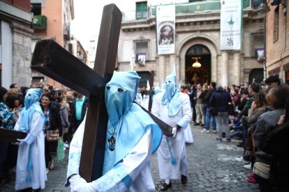 La Procesión del Santísimo Rosario del Dolor del Lunes Santo en Valladolid.- J.M. LOSTAU