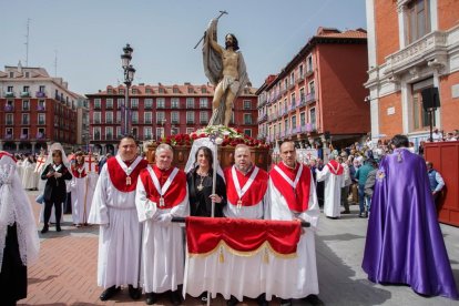 Procesión del Encuentro de 'Jesús Resucitado' con la 'Virgen de la Alegría' el Domingo de Resurrección en Valladolid -J.M. LOSTAU