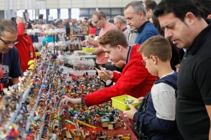 Asistentes observan todas las figuras a la venta de la Feria del Coleccionismo. -J.M. LOSTAU