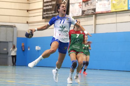 Amaia se dispone a lanzar en el aire. /LOF