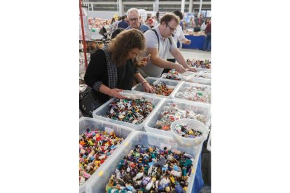 Muñecos de Playmobil a la venta en la Feria del Coleccionismo. -J.M. LOSTAU