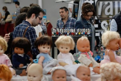 Una amplia colección de muñecas se muestran en la Feria del Coleccionismo. -J.M. LOSTAU
