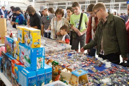 Asistentes observan todas las figuras a la venta de la Feria del Coleccionismo. -J.M. LOSTAU