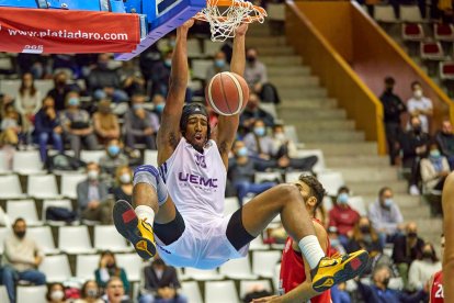Pippen se cuelga del aro en Girona. / LOF
