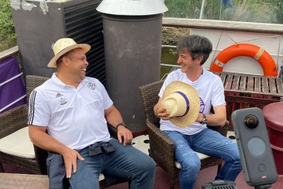 Pacheta y Ronaldo, en la embarcación. / G. V.