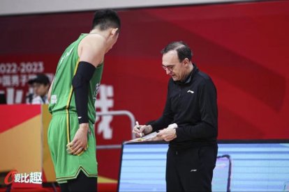Hugo López explica una jugada en la pizarra a un jugador de los Liaoning Leopard chino. / EL MUNDO