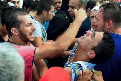 AFP / ATTILA KISBENEDEK 

Más de un millar de inmigrantes se desesperan en la estación de trenes de Keleti después de que las autoridades húngaras no les permitan entrar.