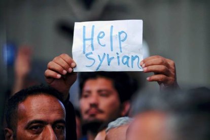 AFP / ATTILA KISBENEDEK 

Un inmigrante sirio protesta en la estación húngara de Keleti que las autoridades del país han cerrado para impedir que más refugiados lleguen a Alemania.