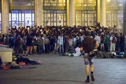 AP / ZOLTAN BALOGH 

Los refugiados que se encuentran en la estación húngara de Keleti esperan a poder coger un tren que les lleve a Alemania.