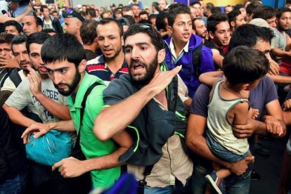 AFP / ATTILA KISBENEDEK 

Inmigrantes protestan en la estación de Keleti, en Budapest, después de que los agentes policiales la cerraran esta mañana.