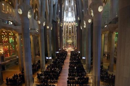 Vista de la basílica de la Sagrada Familia de Barcelona durante el funeral institucional en homenaje a las 150 víctimas del avión de Germanwings que se estrelló en los Alpes EFE / TONI ALBIR