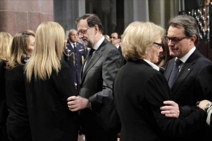 El presidente del Gobierno, Mariano Rajoy y el de la Generalitat, Artus Mas , saludan a familiares de los fallecidos durante el funeral institucional en homenaje a las 150 víctimas del avión de Germanwings EFE / ALBERTO ESTÉVEZ