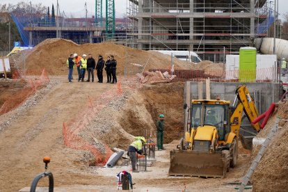 Lugar en el que dos trabajadores han resultado heridos al derrumbarse un muro en una obra de la calle Nelson Mandela de Valladolid. -ICAL