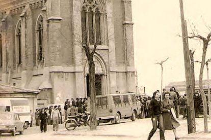 Pilarica con obreros de FASA para portadilla