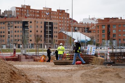Lugar en el que dos trabajadores han resultado heridos al derrumbarse un muro en una obra de la calle Nelson Mandela de Valladolid. -ICAL