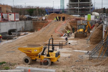 Lugar en el que dos trabajadores han resultado heridos al derrumbarse un muro en una obra de la calle Nelson Mandela de Valladolid. -ICAL