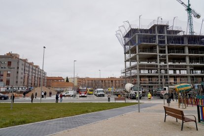 Lugar en el que dos trabajadores han resultado heridos al derrumbarse un muro en una obra de la calle Nelson Mandela de Valladolid