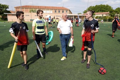 El alcalde de Valladolid, Jesús Julio Carnero, asiste a la exhibición previa a la II edición del Torneo de Jugger de Fiestas de Valladolid. -ICAL
