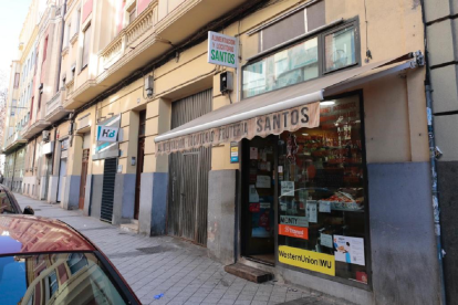 Locutorio de la Calle Nicolás Salmerón, donde la madrugada del 7 de enero ha habido un apuñalamiento. Photogenic/Miguel Ángel Santos